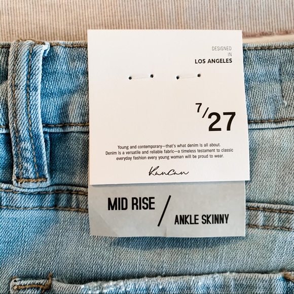 Light Wash Mid Rise Jeans - Picture 5 of 6
